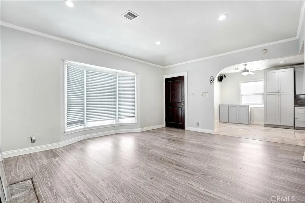 8843 S Wilton Place, Los Angeles, California 90047 home-pic-2